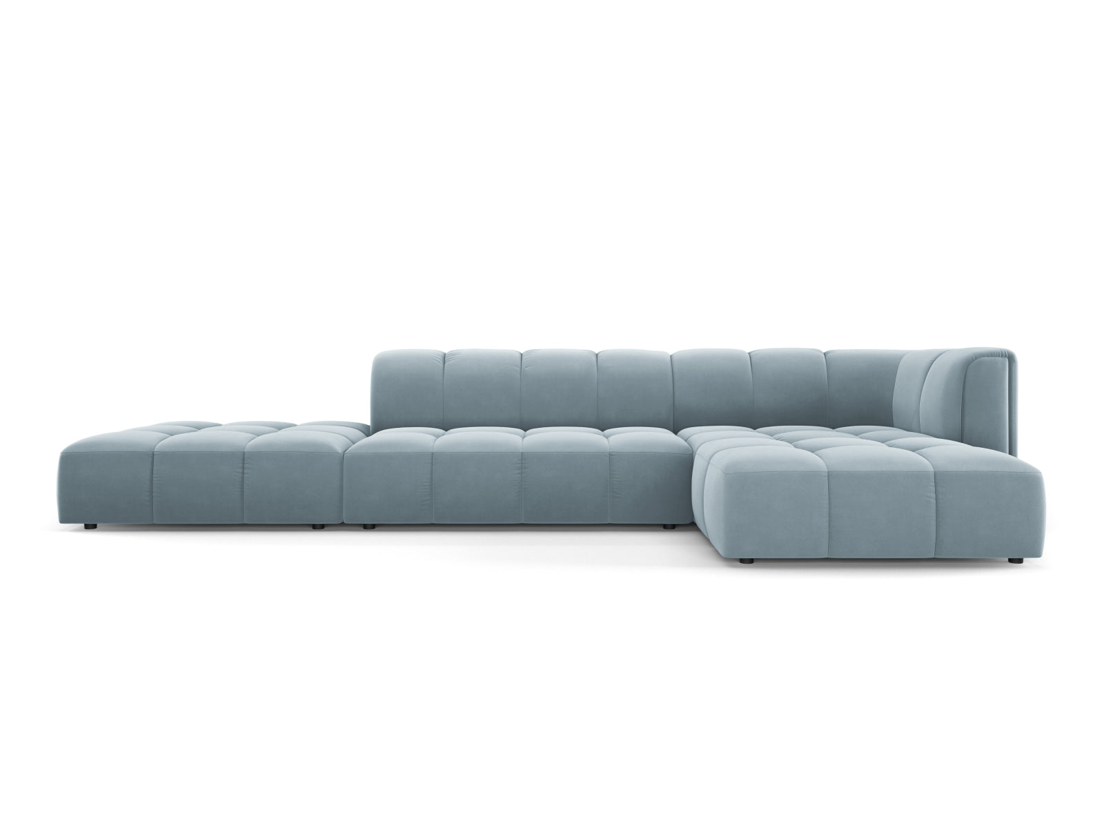 Elegantes 5-Sitzer Ecksofa Moritz in sanftem Hellblau, ideal für stilvolle Wohnräume und entspannte Abende, erhältlich bei Cosmopolitan Design.