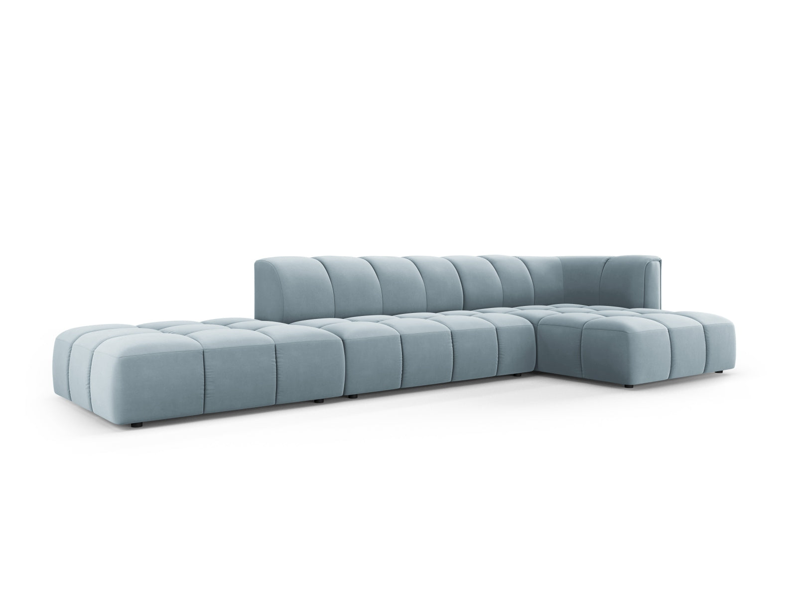 Modulares 5-Sitzer Ecksofa Moritz in zartem Hellblau, perfekt für moderne Wohnzimmer und gemütliche Zusammenkünfte, erhältlich bei Cosmopolitan Design.