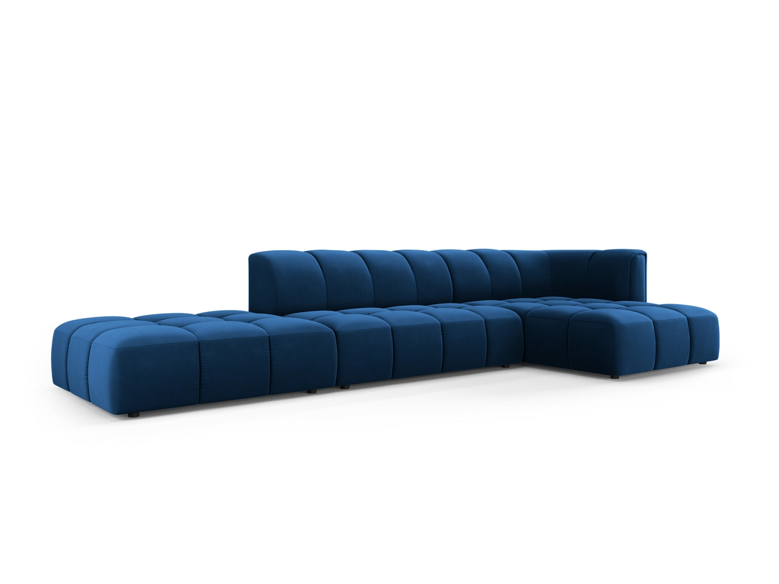 Modulares 5-Sitzer Ecksofa Moritz in Royal Blue-Bluvel, perfekt für moderne Wohnzimmer, vereint Stil und Bequemlichkeit von Cosmopolitan Design.