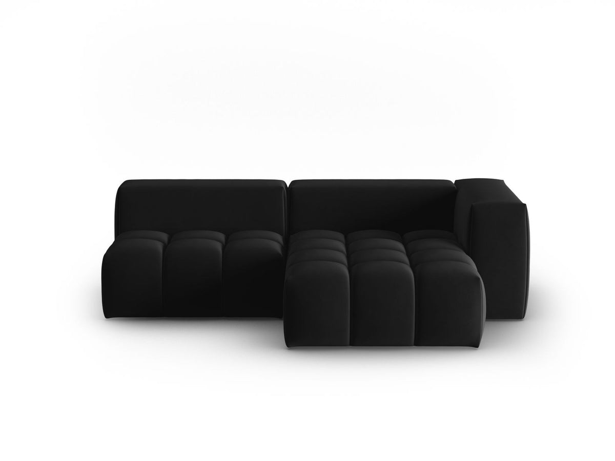 Modulares Ecksofa rechts in Sand-Casino Samt mit Massivholzrahmen, schwarzen Kunststoffbeinen und drei Sitzplätzen, seitliche Ansicht.