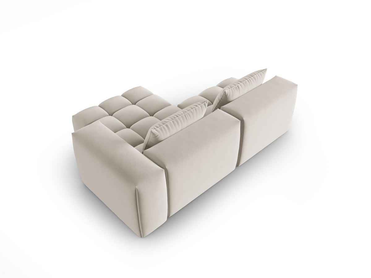 Modulares Ecksofa rechts in Sand-Casino Samt mit Massivholzrahmen, schwarzen Kunststoffbeinen und drei Sitzplätzen, seitliche Ansicht.