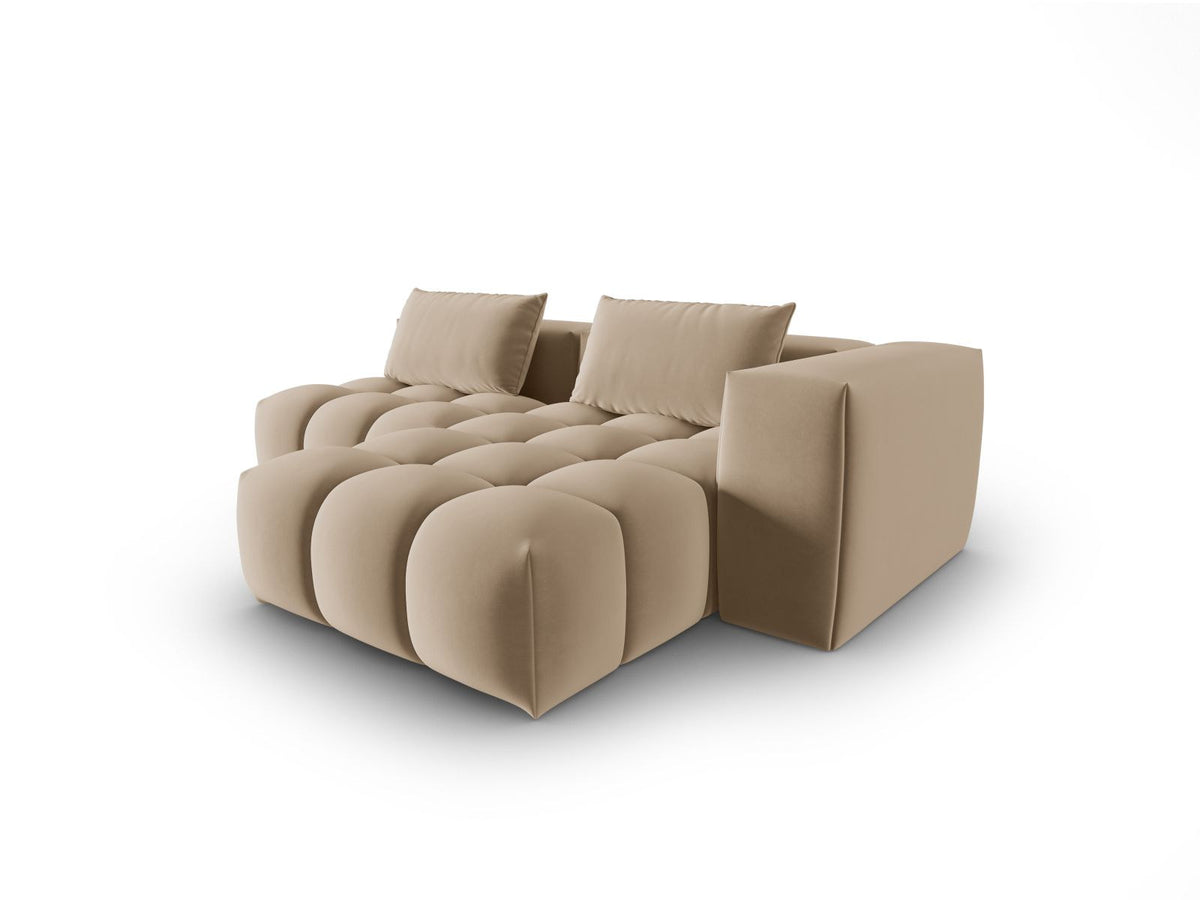 Modulares Ecksofa rechts in Sand-Casino Samt mit Massivholzrahmen, schwarzen Kunststoffbeinen und drei Sitzplätzen, seitliche Ansicht.