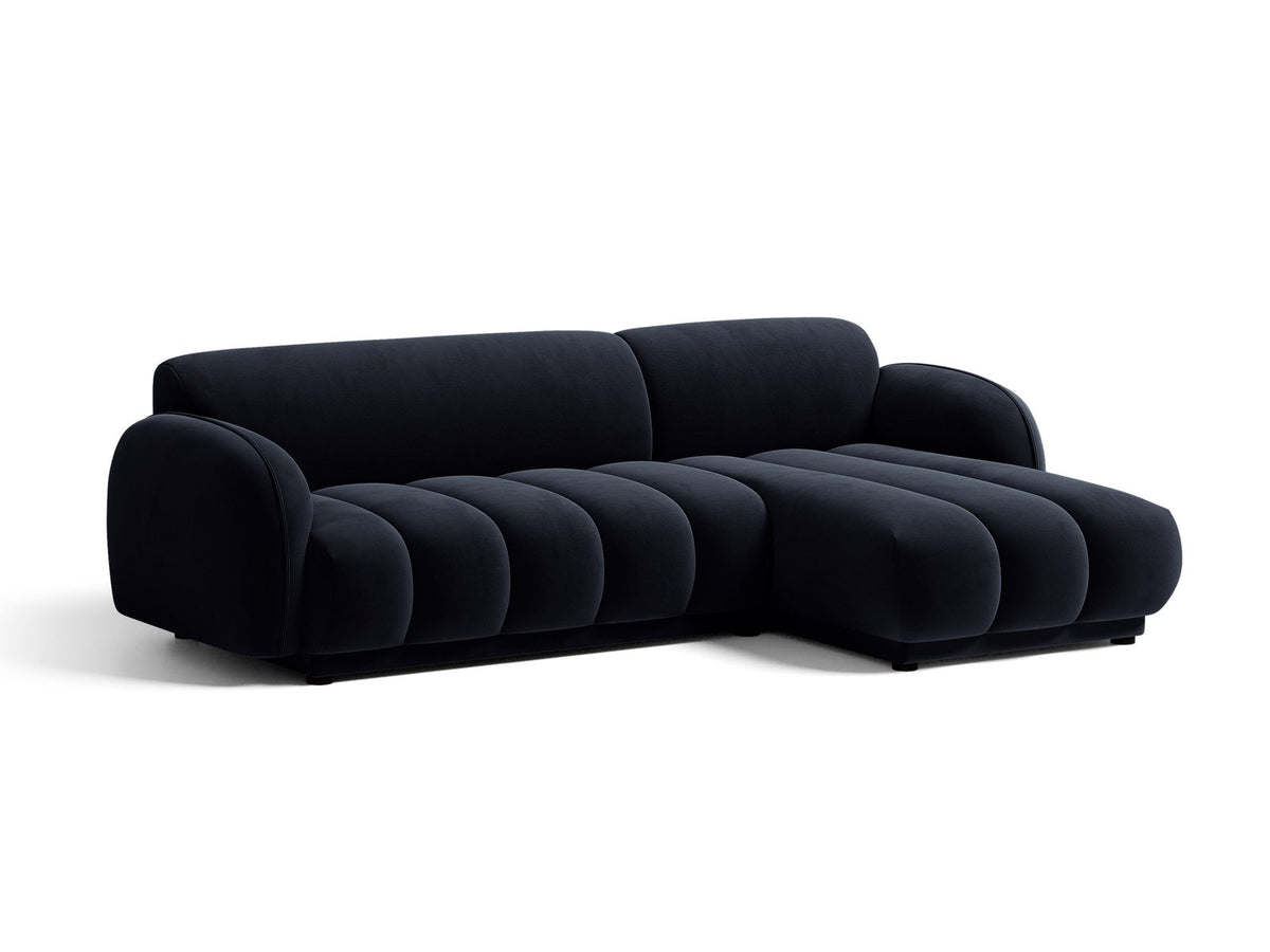 Bilbao Ecksofa rechts in Light Beige-Casino Samt, Massivholzrahmen, schwarze Kunststoffbeine, 3-Sitzer mit Récamiere, urbanes Design.