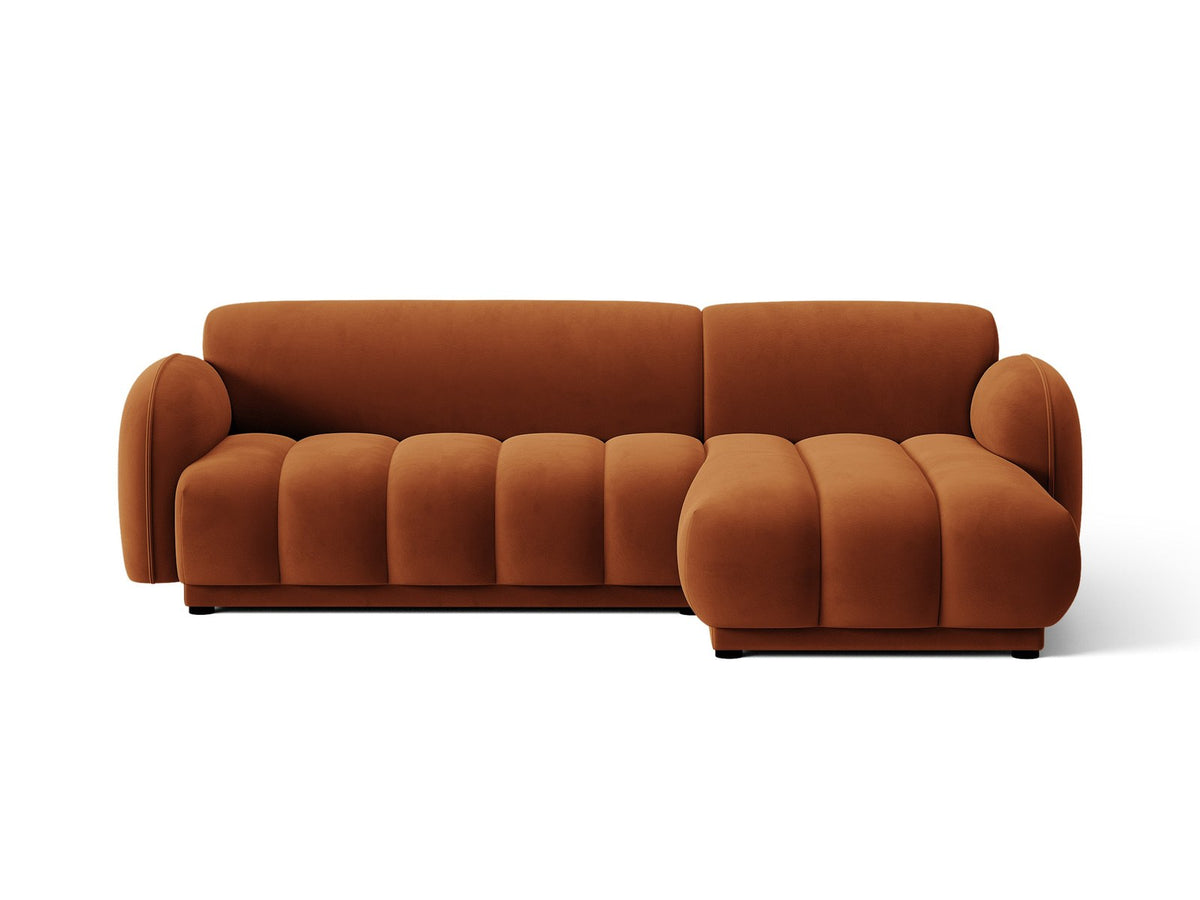 Bilbao Ecksofa rechts in Light Beige-Casino Samt, Massivholzrahmen, schwarze Kunststoffbeine, 3-Sitzer mit Récamiere, urbanes Design.