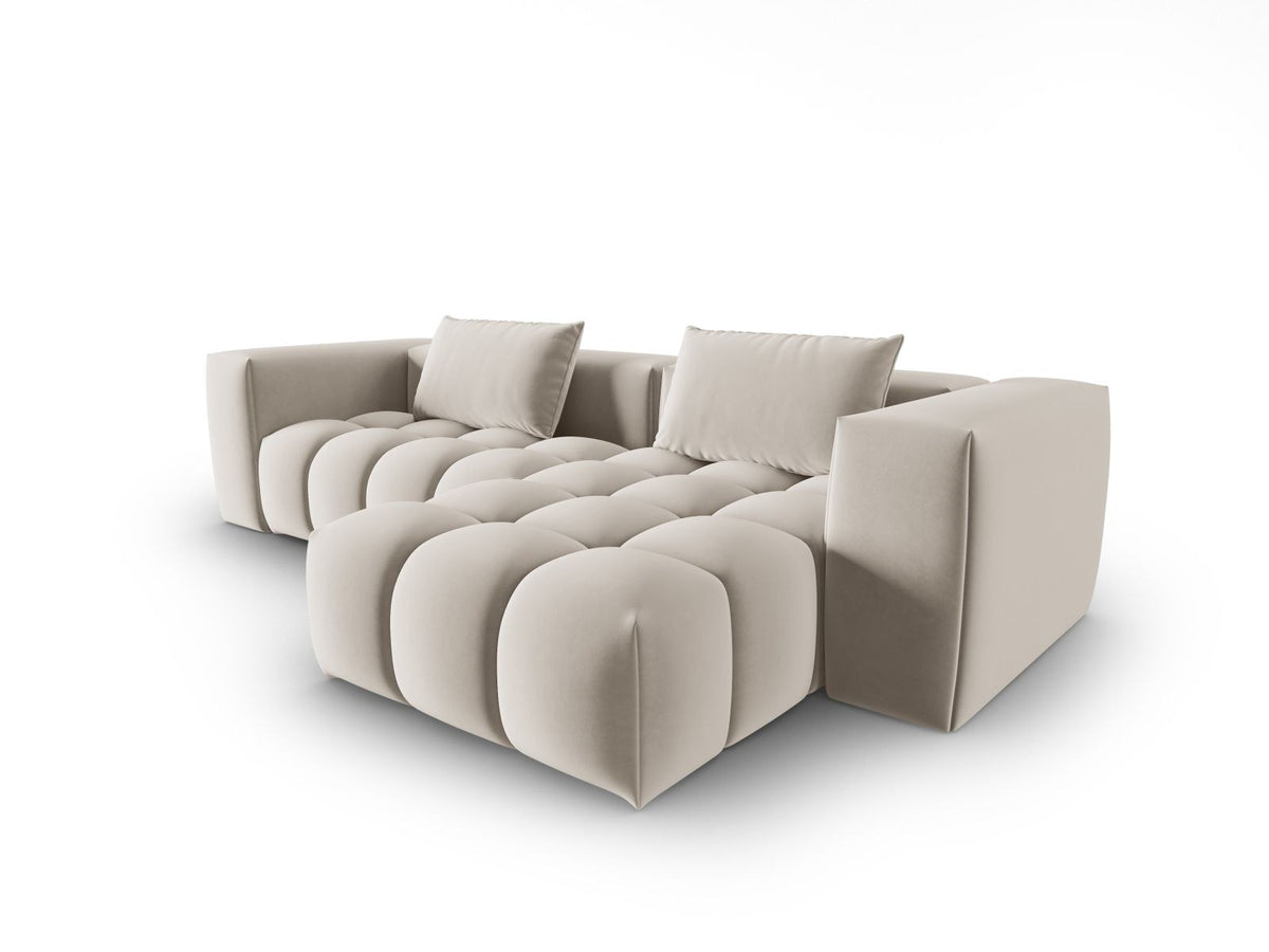 Modulares Ecksofa rechts in Sand-Casino Samt mit Massivholzrahmen, schwarzen Kunststoffbeinen und drei Sitzplätzen, seitliche Ansicht.