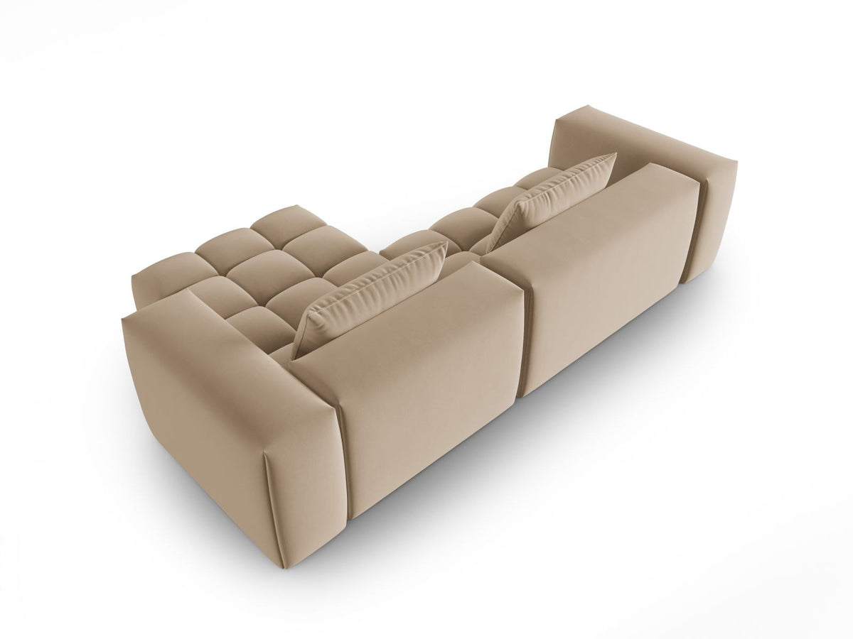 Modulares Ecksofa rechts in Sand-Casino Samt mit Massivholzrahmen, schwarzen Kunststoffbeinen und drei Sitzplätzen, seitliche Ansicht.