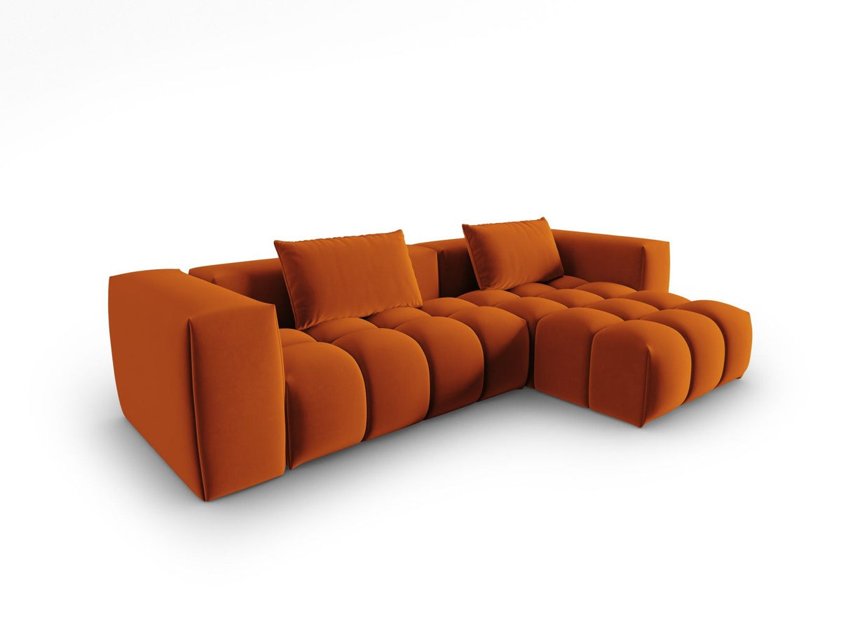 Modulares Ecksofa rechts in Sand-Casino Samt mit Massivholzrahmen, schwarzen Kunststoffbeinen und drei Sitzplätzen, seitliche Ansicht.