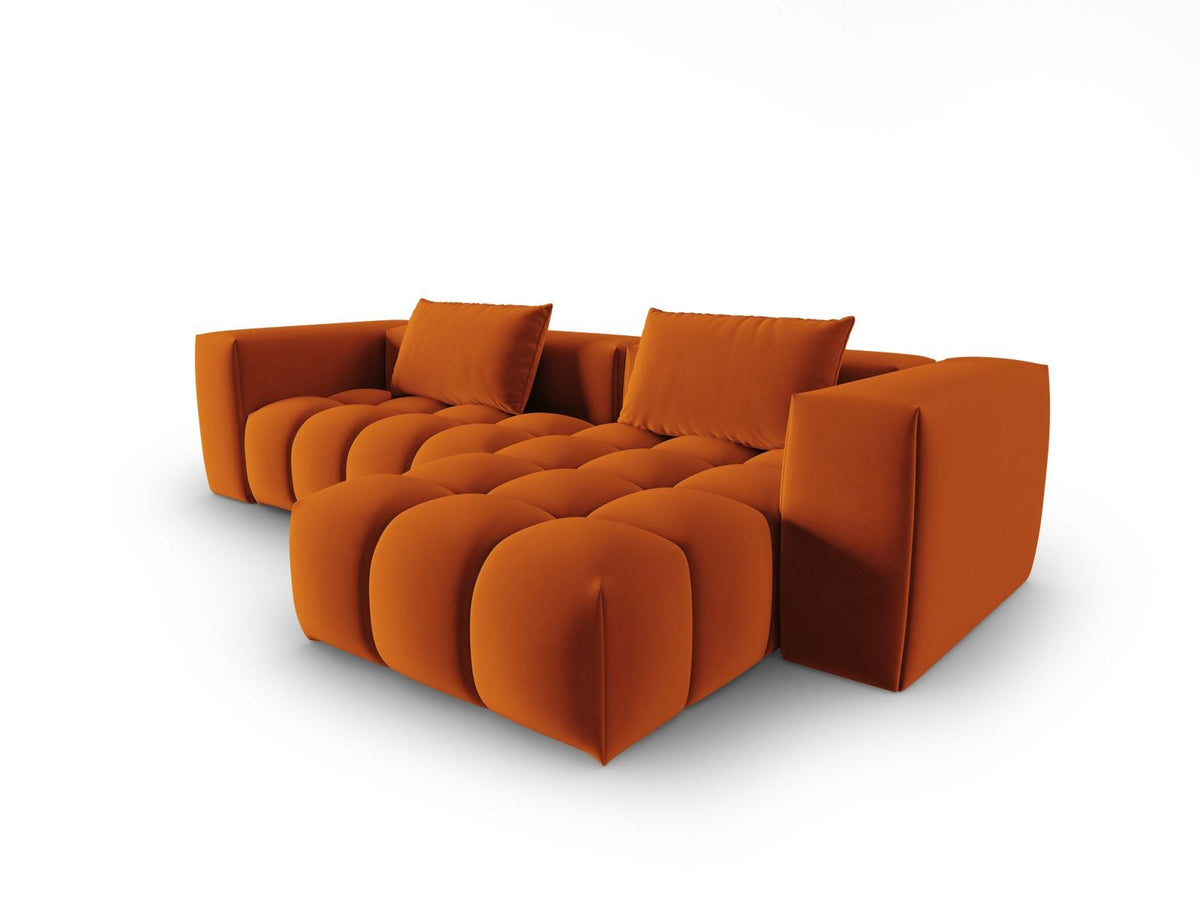 Modulares Ecksofa rechts in Sand-Casino Samt mit Massivholzrahmen, schwarzen Kunststoffbeinen und drei Sitzplätzen, seitliche Ansicht.