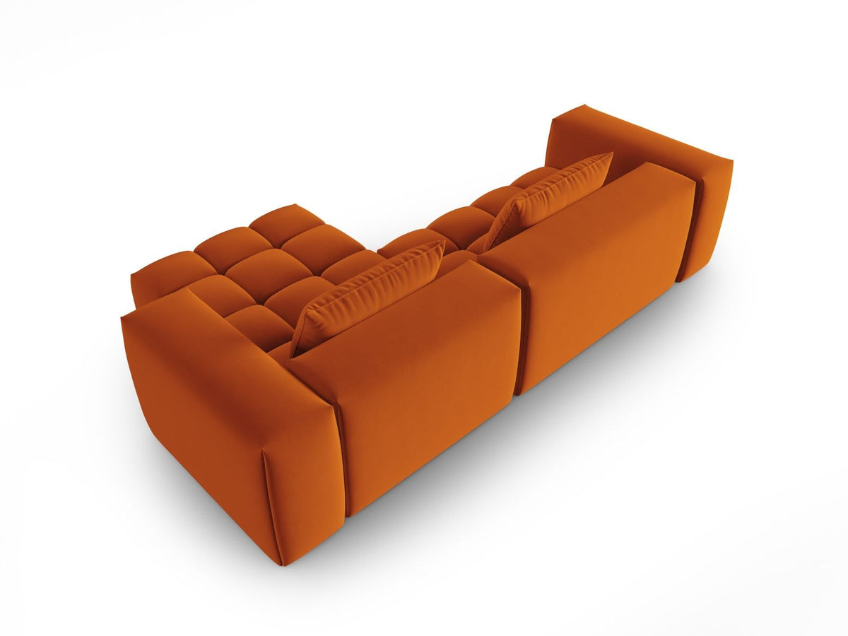 Modulares Ecksofa rechts in Sand-Casino Samt mit Massivholzrahmen, schwarzen Kunststoffbeinen und drei Sitzplätzen, seitliche Ansicht.