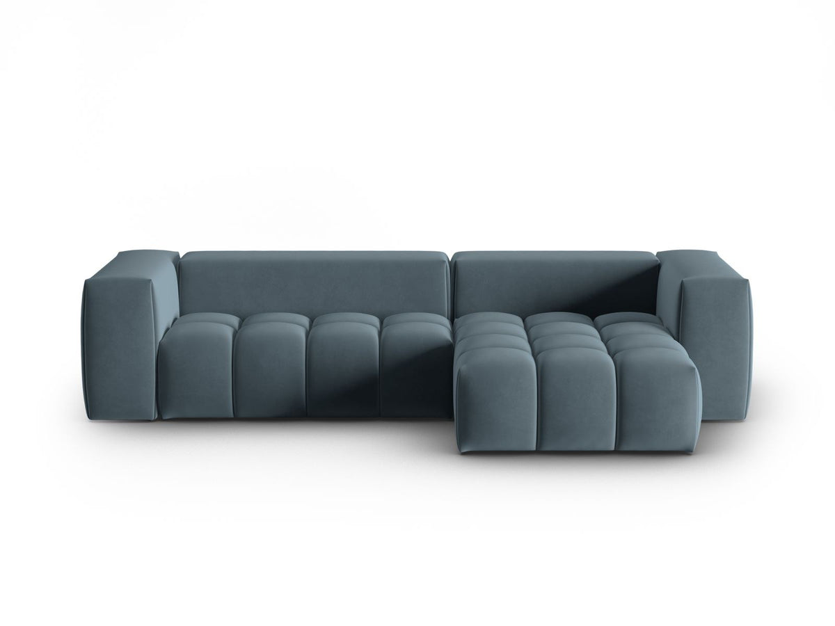 Modulares Ecksofa rechts in Sand-Casino Samt mit Massivholzrahmen, schwarzen Kunststoffbeinen und drei Sitzplätzen, seitliche Ansicht.