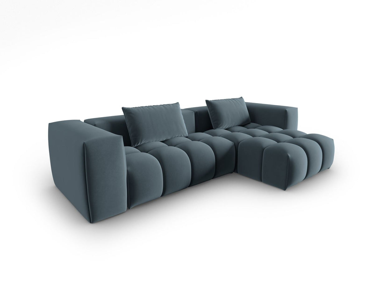 Modulares Ecksofa rechts in Sand-Casino Samt mit Massivholzrahmen, schwarzen Kunststoffbeinen und drei Sitzplätzen, seitliche Ansicht.