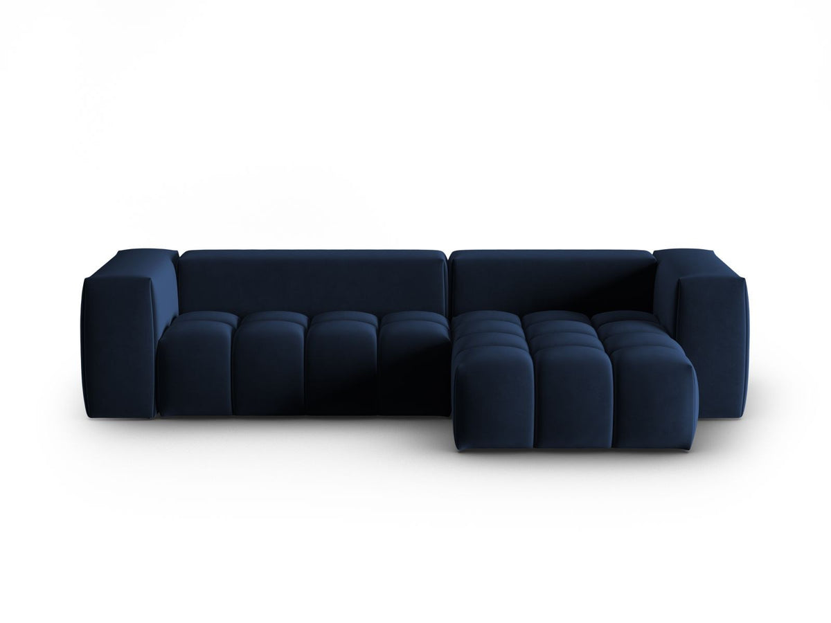 Modulares Ecksofa rechts in Sand-Casino Samt mit Massivholzrahmen, schwarzen Kunststoffbeinen und drei Sitzplätzen, seitliche Ansicht.