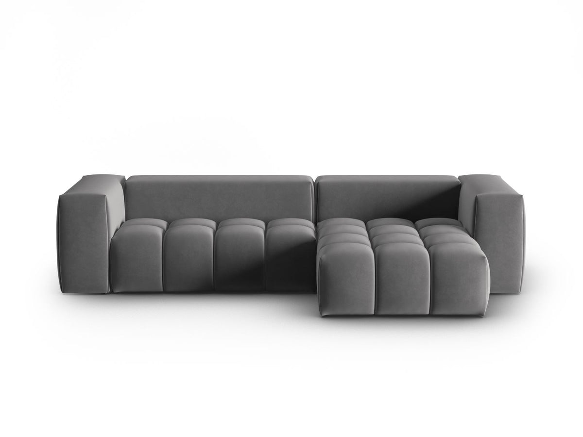 Modulares Ecksofa rechts in Sand-Casino Samt mit Massivholzrahmen, schwarzen Kunststoffbeinen und drei Sitzplätzen, seitliche Ansicht.
