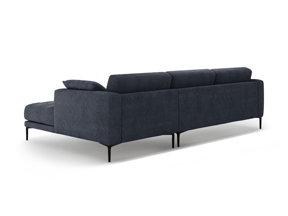 Beiges Ecksofa Lazio mit Sorella-Strukturstoff, schwarzen Metallbeinen und Récamiere, rechtsseitig, Massivholzrahmen sichtbar.