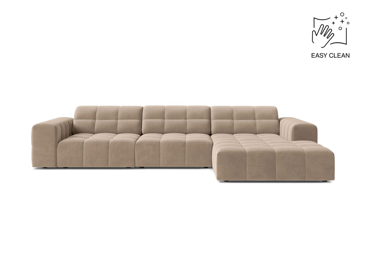 Ecksofa mit Récamiere rechts, Bezug aus Samtstoff in Light Beige, schwarze Kunststoffbeine, massives Holzgestell.