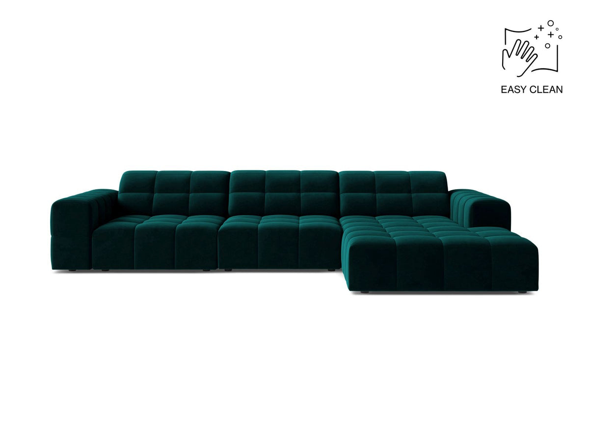 Ecksofa mit Récamiere rechts, Bezug aus Samtstoff in Light Beige, schwarze Kunststoffbeine, massives Holzgestell.