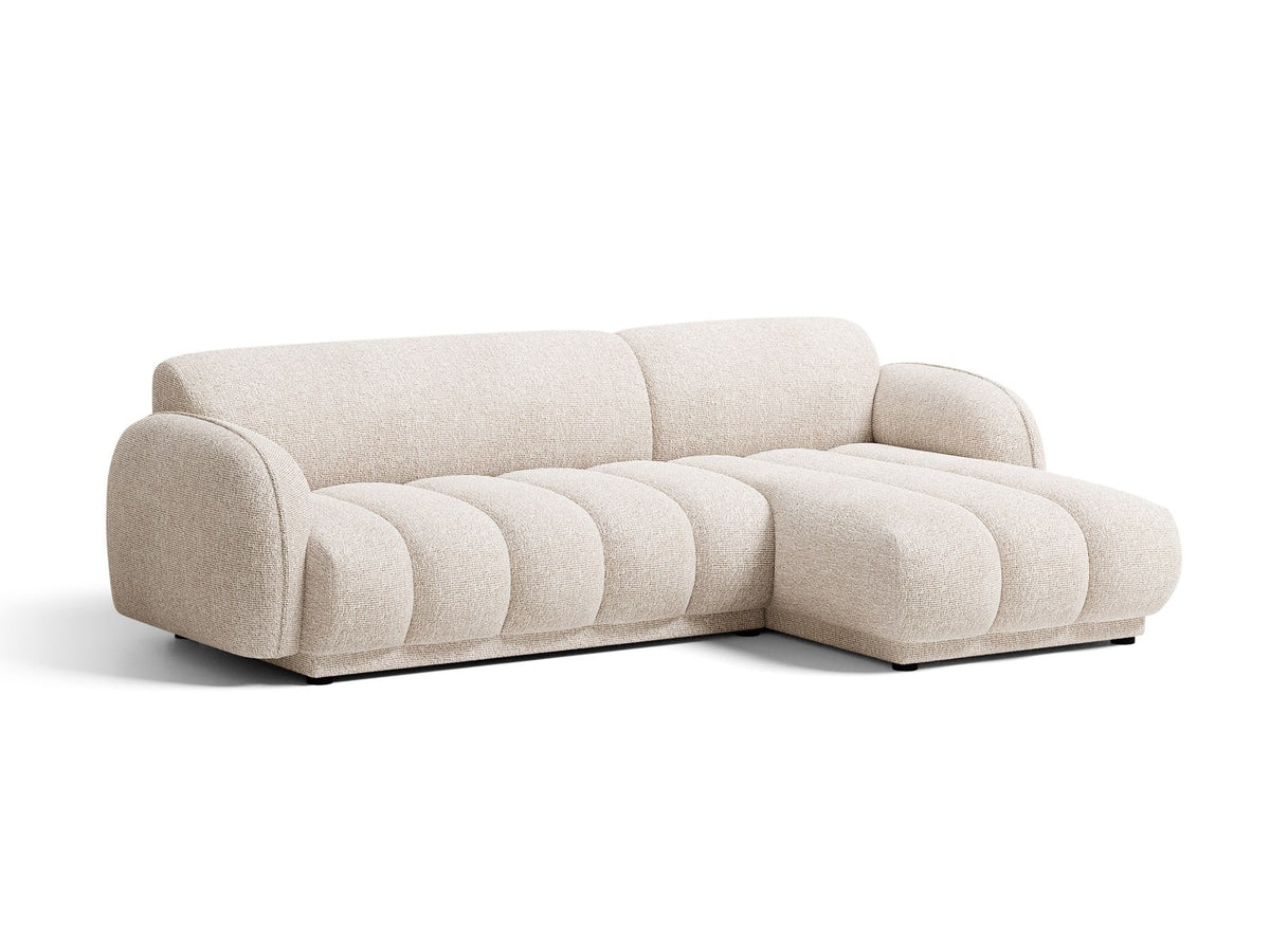 Beiges Ecksofa Bilbao mit Bouclé-Stoff Miles Sand, rechtsseitiger Récamiere, schwarzen Kunststoffbeinen und klarer, moderner Formgebung.