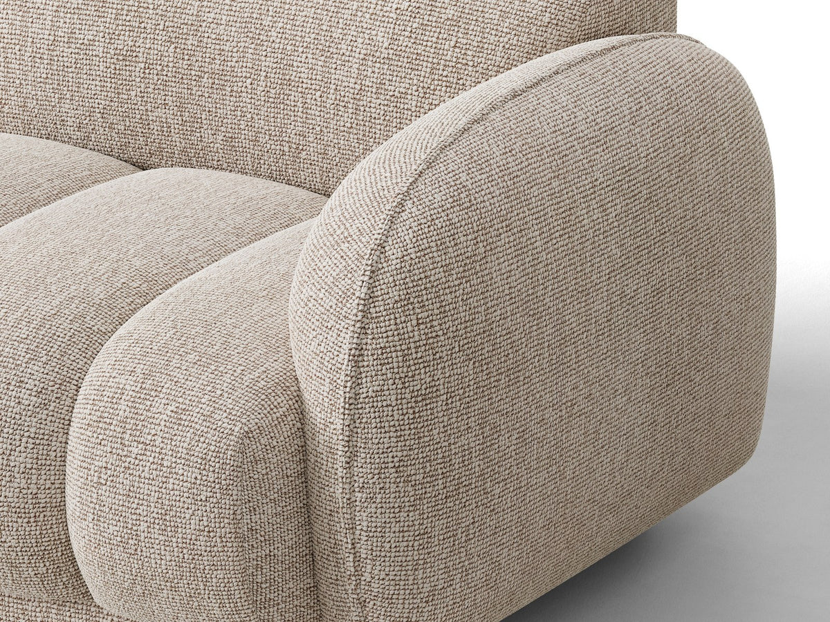 Beiges Ecksofa Bilbao mit Bouclé-Stoff Miles Sand, rechtsseitiger Récamiere, schwarzen Kunststoffbeinen und klarer, moderner Formgebung.