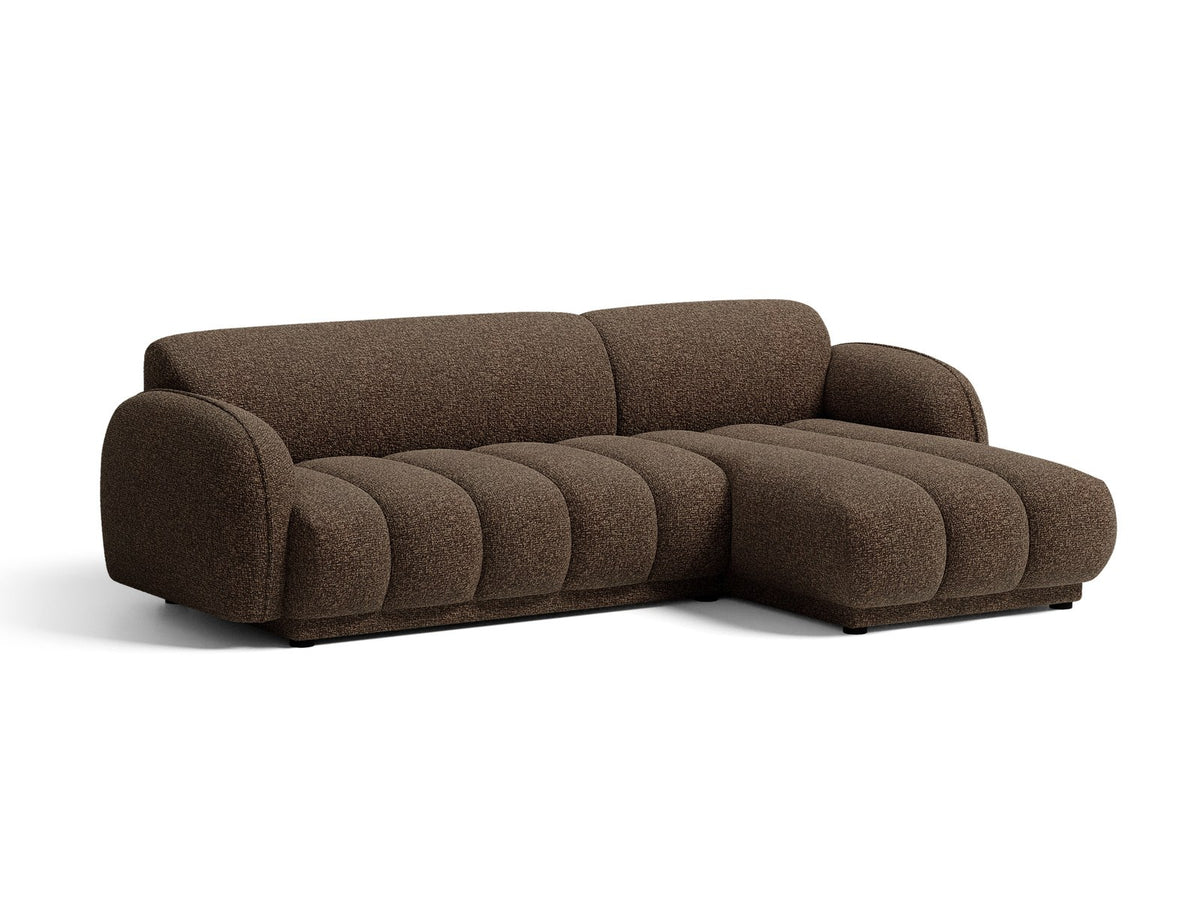 Beiges Ecksofa Bilbao mit Bouclé-Stoff Miles Sand, rechtsseitiger Récamiere, schwarzen Kunststoffbeinen und klarer, moderner Formgebung.