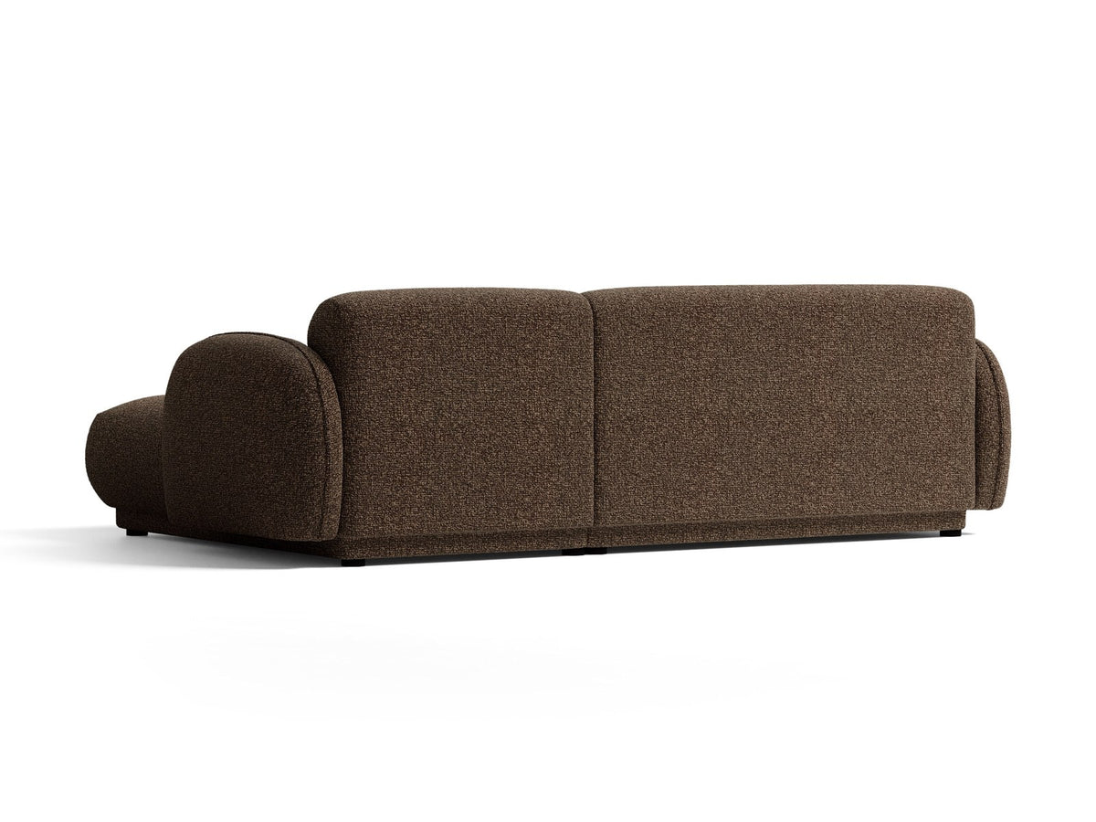Beiges Ecksofa Bilbao mit Bouclé-Stoff Miles Sand, rechtsseitiger Récamiere, schwarzen Kunststoffbeinen und klarer, moderner Formgebung.