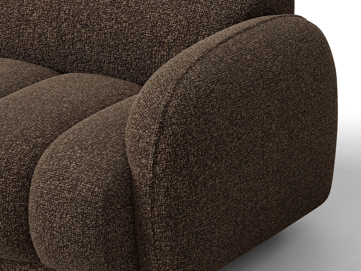 Beiges Ecksofa Bilbao mit Bouclé-Stoff Miles Sand, rechtsseitiger Récamiere, schwarzen Kunststoffbeinen und klarer, moderner Formgebung.