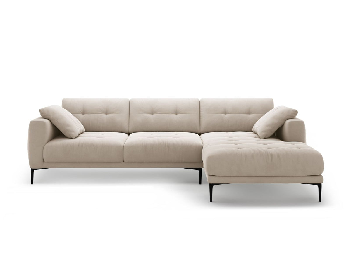 Lazio Samtsofa Rechts 3-Sitzer in Beige-Salvador mit schwarzen Metallbeinen, Samtstoff und Récamiere, Frontalansicht des Möbelstücks.