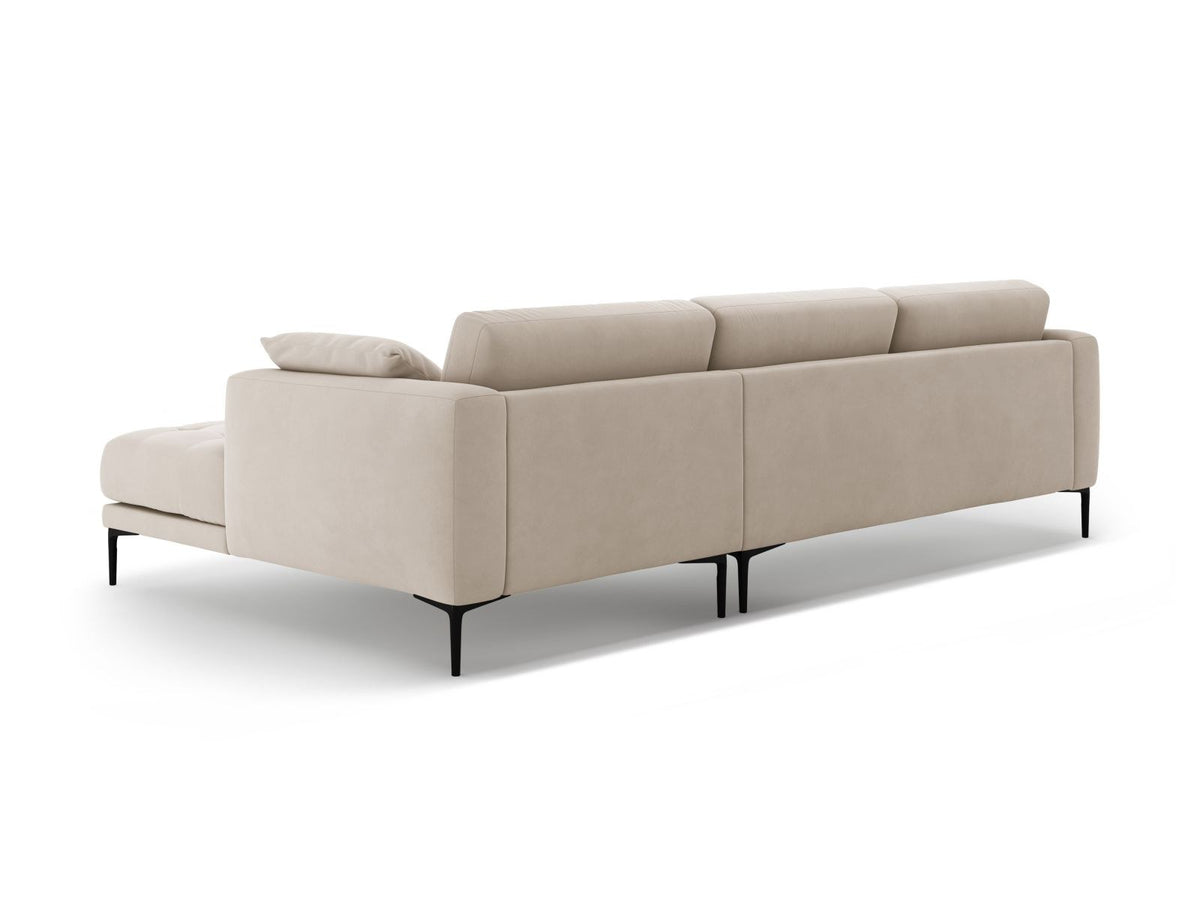 Lazio Samtsofa Rechts 3-Sitzer in Beige-Salvador mit schwarzen Metallbeinen, Samtstoff und Récamiere, Frontalansicht des Möbelstücks.