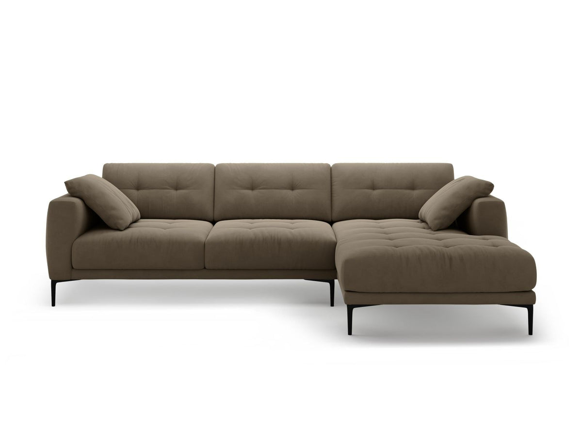 Lazio Samtsofa Rechts 3-Sitzer in Beige-Salvador mit schwarzen Metallbeinen, Samtstoff und Récamiere, Frontalansicht des Möbelstücks.