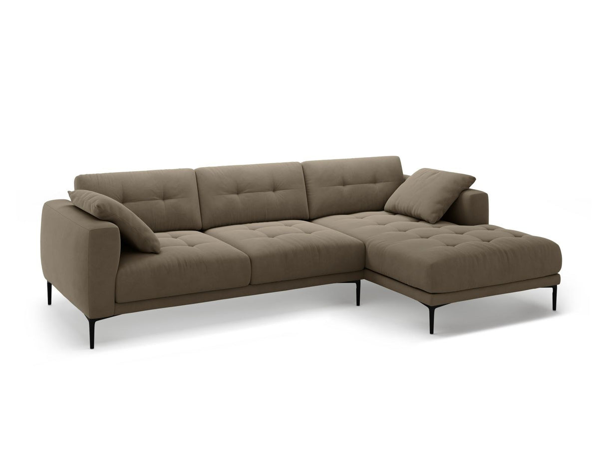 Lazio Samtsofa Rechts 3-Sitzer in Beige-Salvador mit schwarzen Metallbeinen, Samtstoff und Récamiere, Frontalansicht des Möbelstücks.