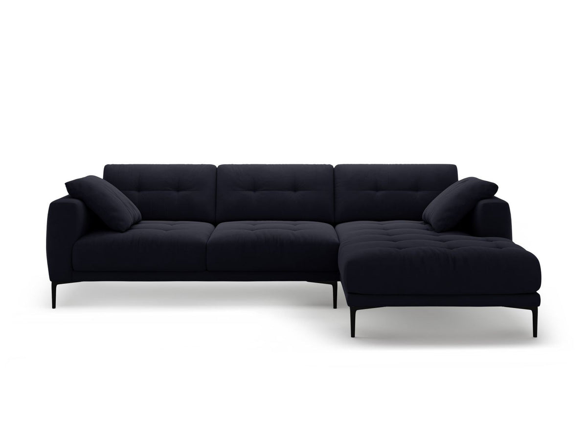 Lazio Samtsofa Rechts 3-Sitzer in Beige-Salvador mit schwarzen Metallbeinen, Samtstoff und Récamiere, Frontalansicht des Möbelstücks.