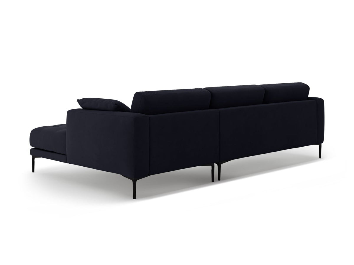 Lazio Samtsofa Rechts 3-Sitzer in Beige-Salvador mit schwarzen Metallbeinen, Samtstoff und Récamiere, Frontalansicht des Möbelstücks.