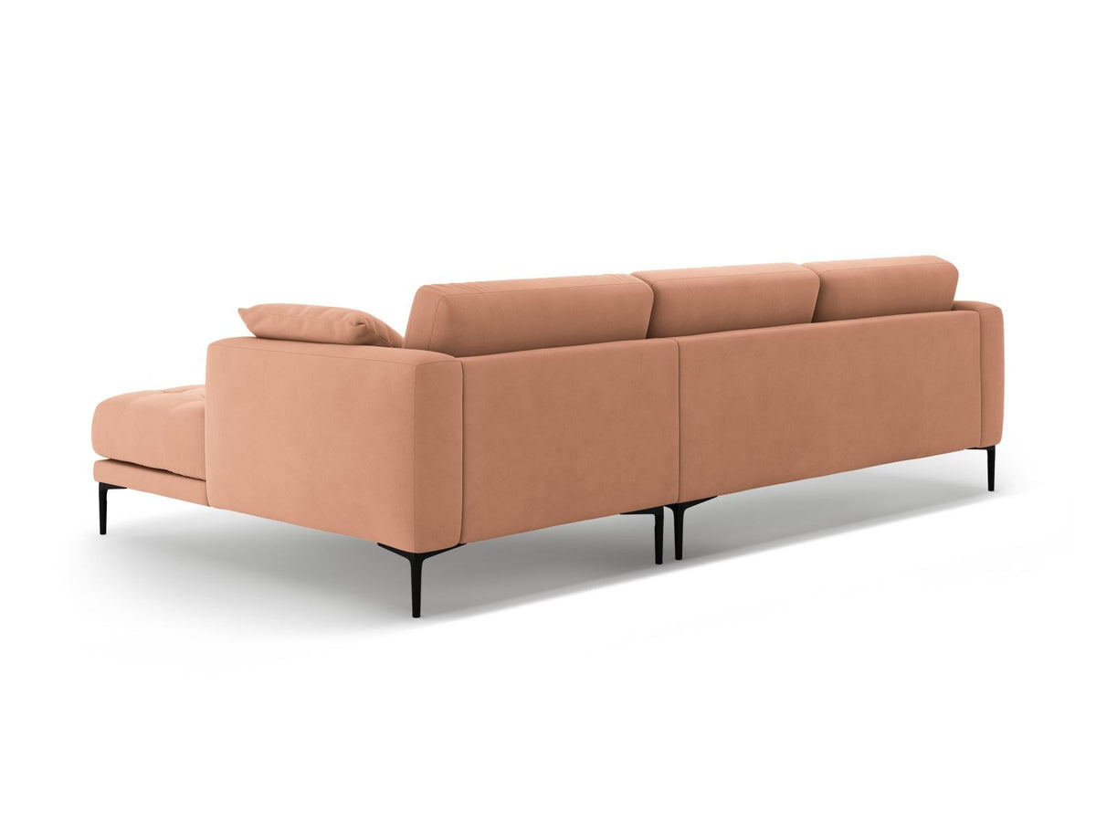 Lazio Samtsofa Rechts 3-Sitzer in Beige-Salvador mit schwarzen Metallbeinen, Samtstoff und Récamiere, Frontalansicht des Möbelstücks.
