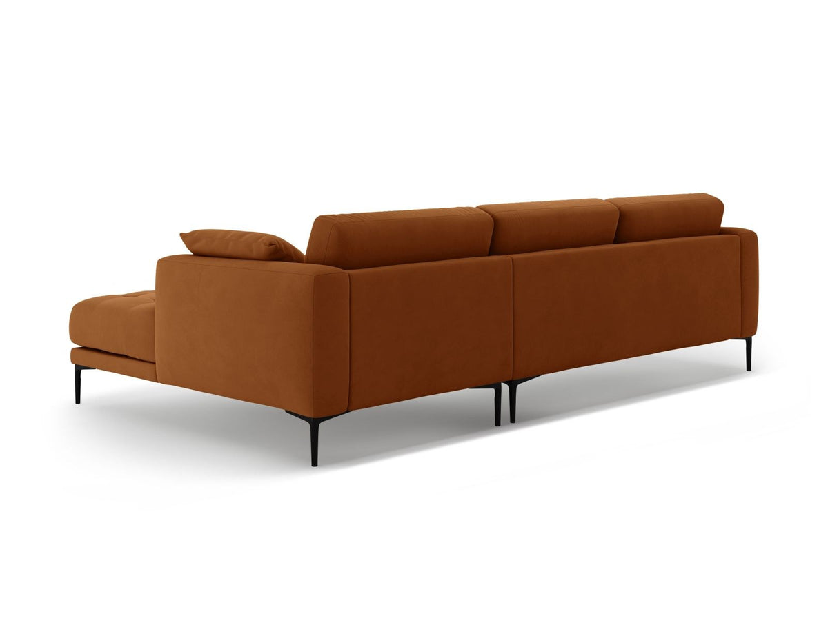 Lazio Samtsofa Rechts 3-Sitzer in Beige-Salvador mit schwarzen Metallbeinen, Samtstoff und Récamiere, Frontalansicht des Möbelstücks.
