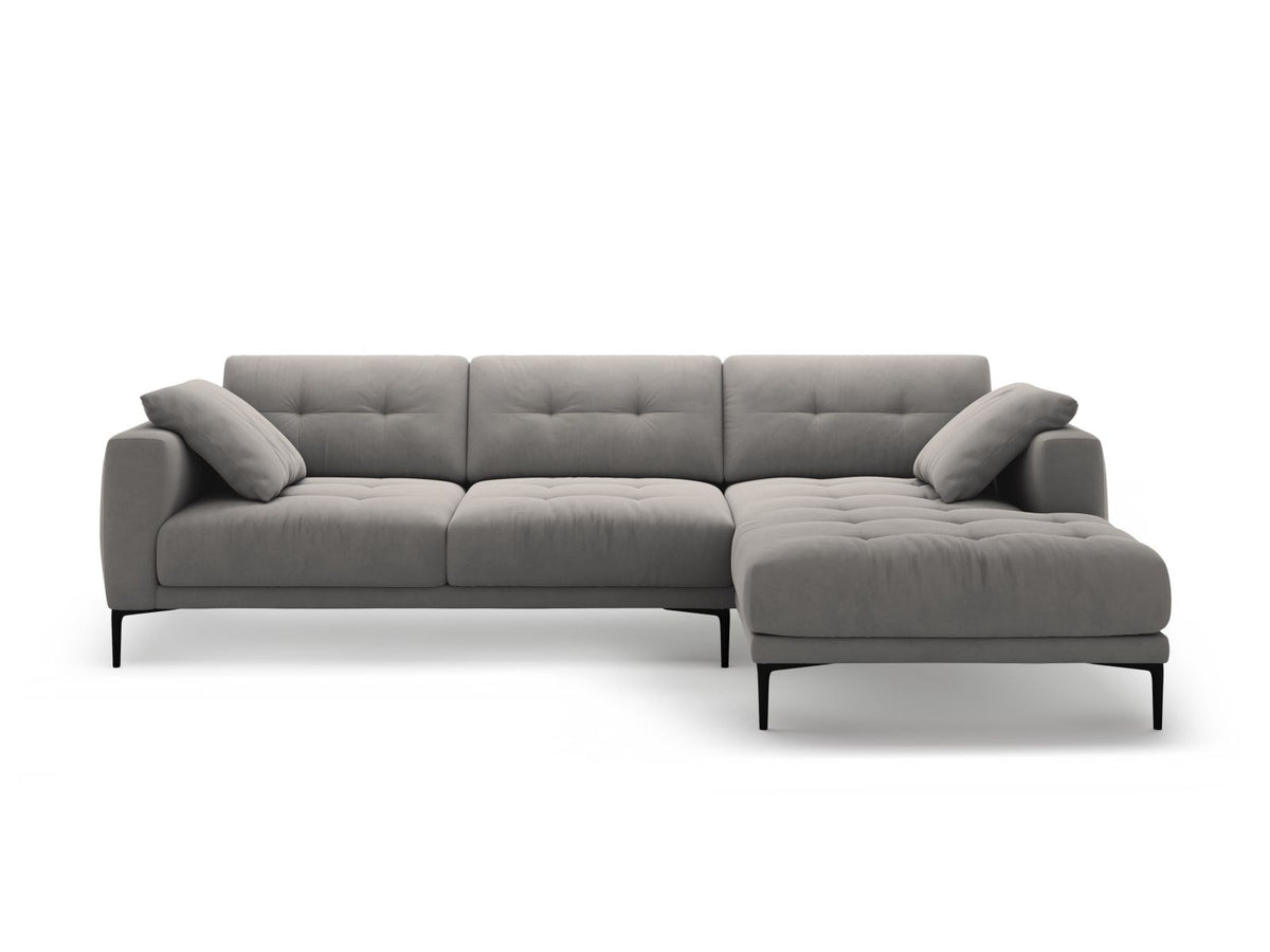 Lazio Samtsofa Rechts 3-Sitzer in Beige-Salvador mit schwarzen Metallbeinen, Samtstoff und Récamiere, Frontalansicht des Möbelstücks.