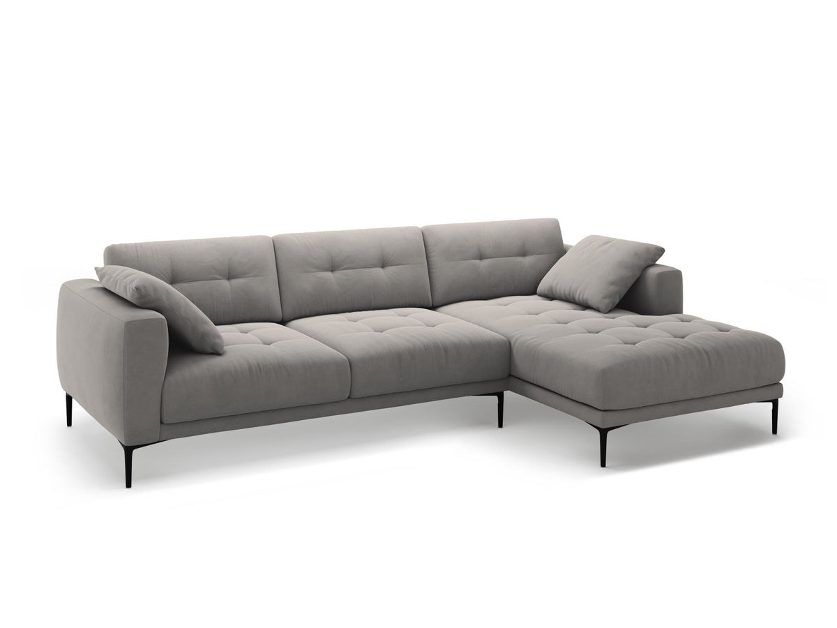 Lazio Samtsofa Rechts 3-Sitzer in Beige-Salvador mit schwarzen Metallbeinen, Samtstoff und Récamiere, Frontalansicht des Möbelstücks.