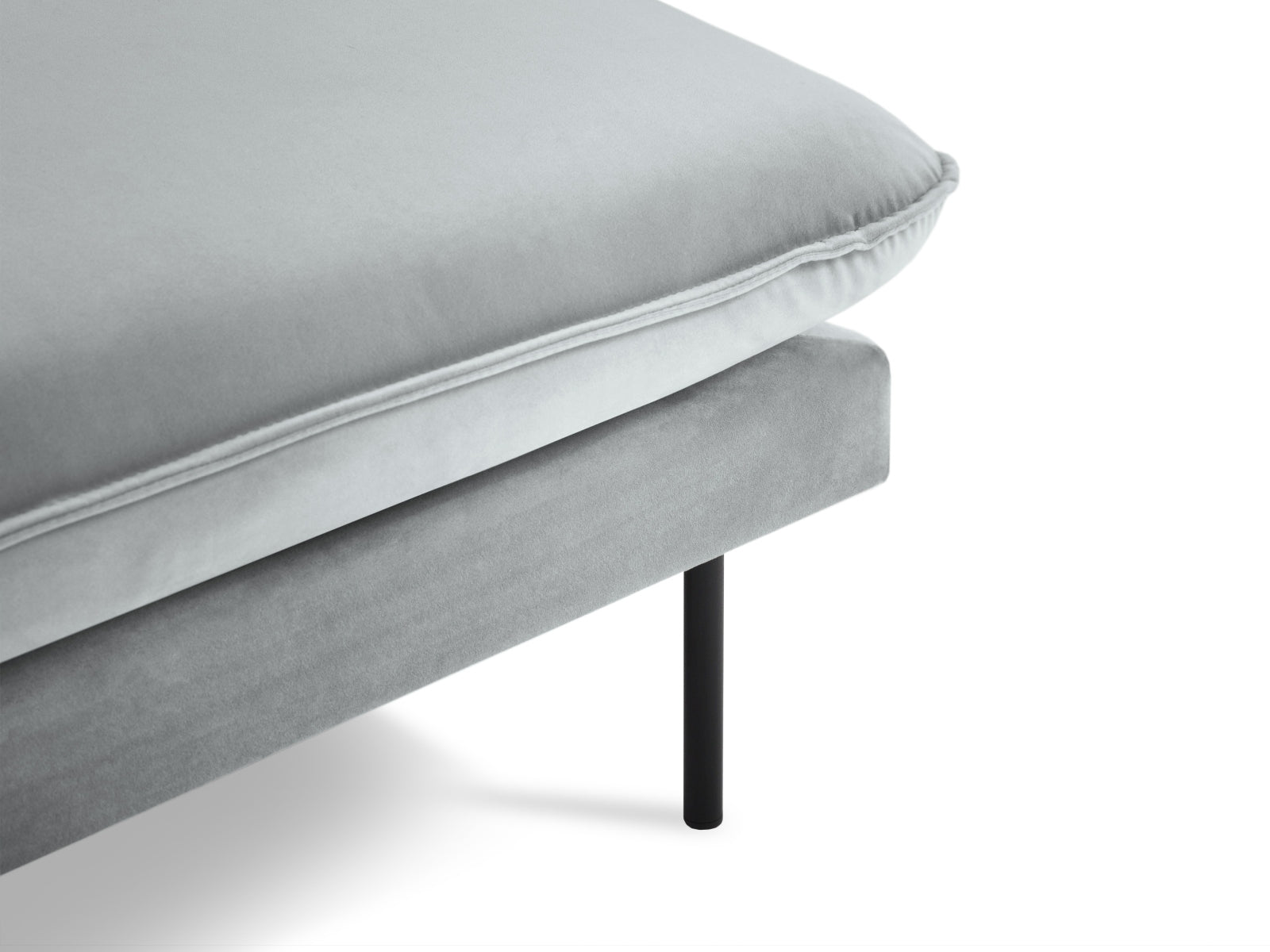 Stilvolles Vienna Velour Ecksofa rechts 5 Sitzer 170cm von Cosmopolitan Design. Luxuriöses Velour, großzügige Sitzfläche und vielseitige Farboptionen für Ihr Wohnzimmer.