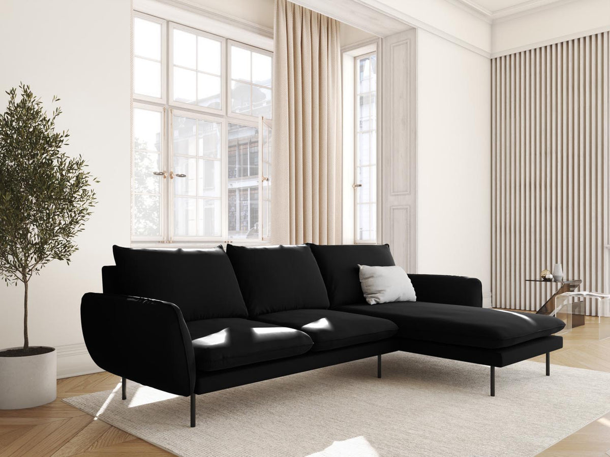 Vienna Velour Ecksofa rechts 5 Sitzer 170cm in Black/Schwarz-Bluvel präsentiert im Onlineshop von KAQTU Design AG. Ecksofa rechts ist von Cosmopolitan Design