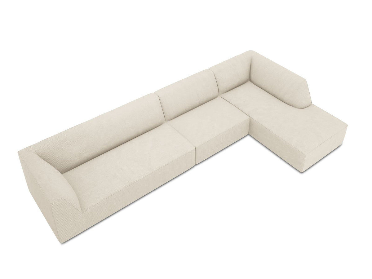 Modulares Ecksofa Siena in Light Beige-Scala mit Cordstoff-Bezug, schwarzen Kunststoffbeinen und Récamiere, 5-Sitzer Ausführung von Cosmopolitan Design.