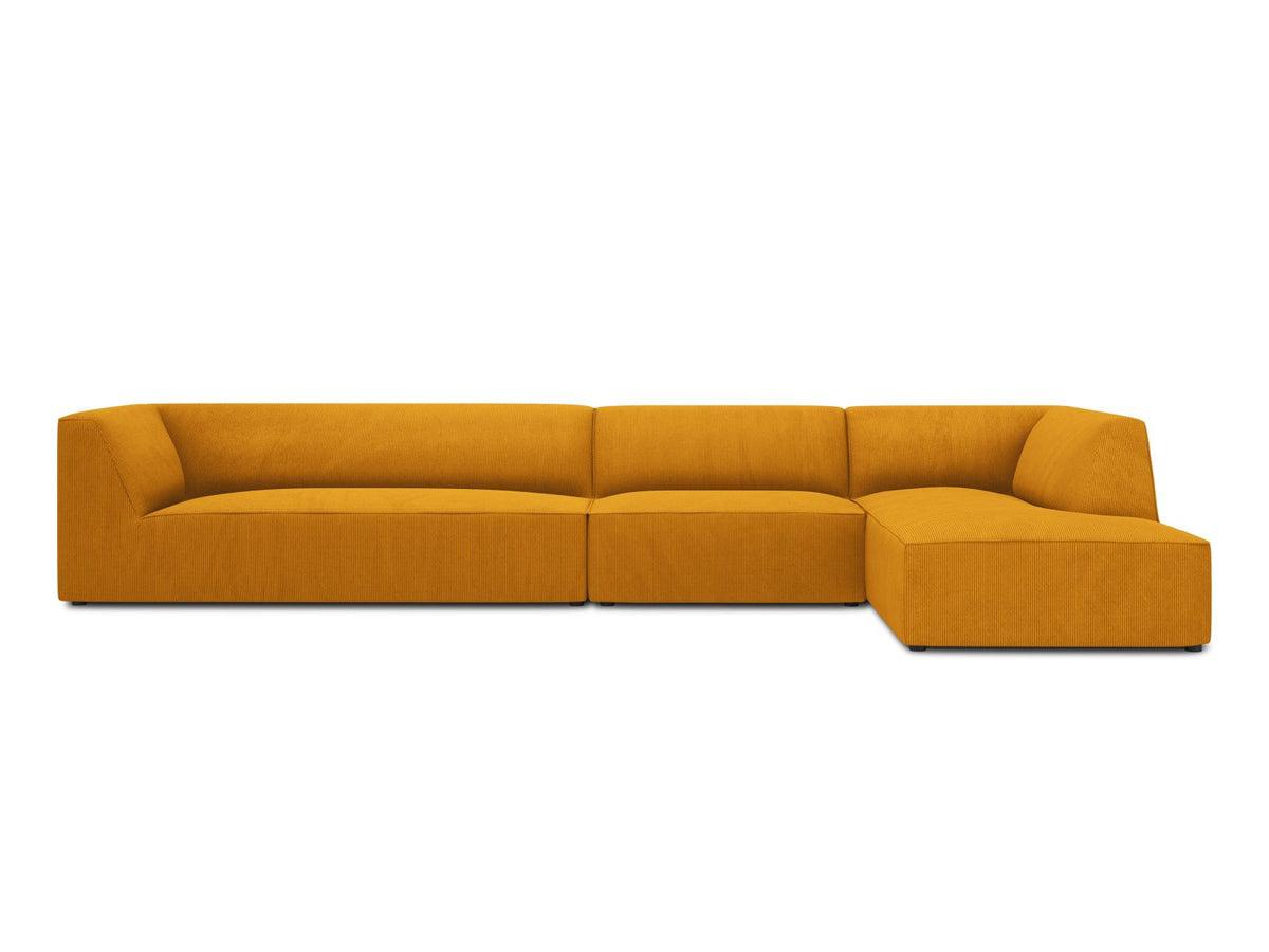 Modulares Ecksofa Siena in Light Beige-Scala mit Cordstoff-Bezug, schwarzen Kunststoffbeinen und Récamiere, 5-Sitzer Ausführung von Cosmopolitan Design.