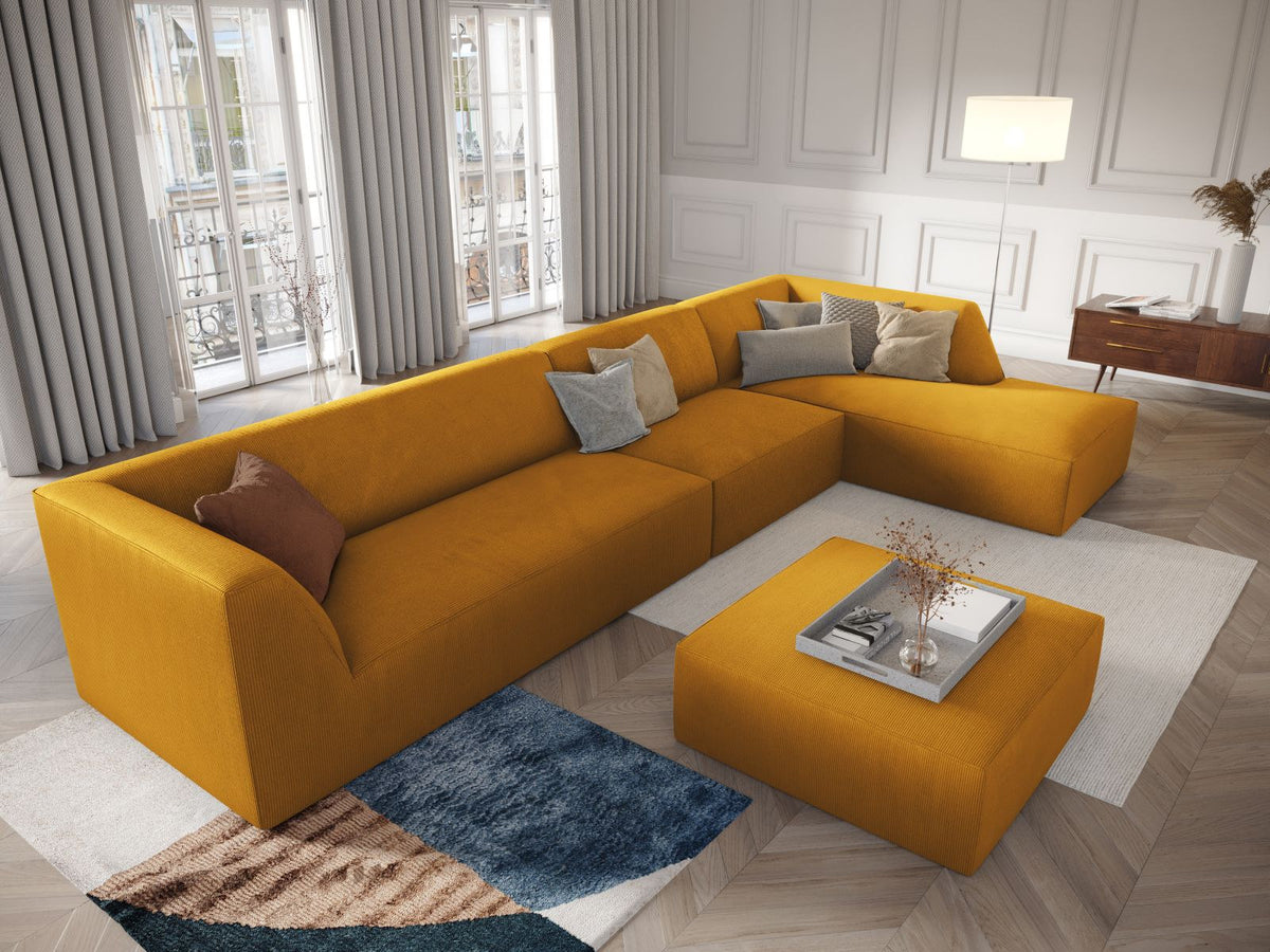 Modulares Ecksofa Siena in Light Beige-Scala mit Cordstoff-Bezug, schwarzen Kunststoffbeinen und Récamiere, 5-Sitzer Ausführung von Cosmopolitan Design.