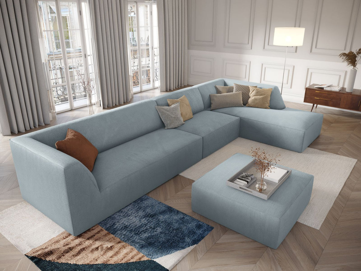 Modulares Ecksofa Siena in Light Beige-Scala mit Cordstoff-Bezug, schwarzen Kunststoffbeinen und Récamiere, 5-Sitzer Ausführung von Cosmopolitan Design.