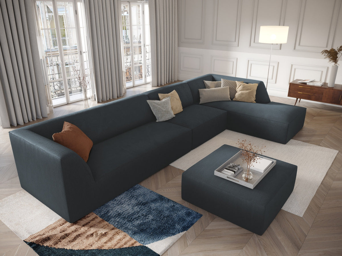 Modulares Ecksofa Siena in Light Beige-Scala mit Cordstoff-Bezug, schwarzen Kunststoffbeinen und Récamiere, 5-Sitzer Ausführung von Cosmopolitan Design.