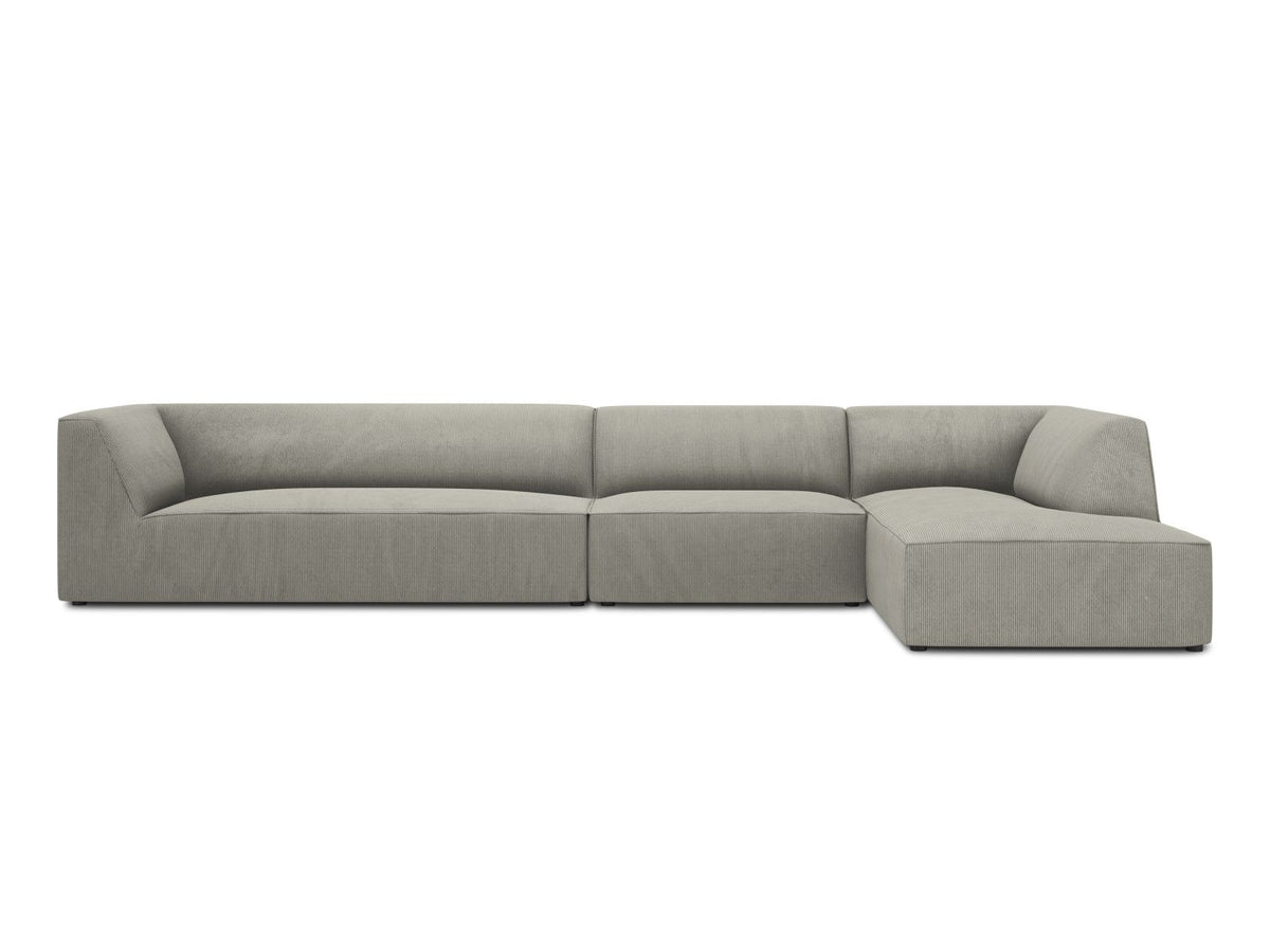 Modulares Ecksofa Siena in Light Beige-Scala mit Cordstoff-Bezug, schwarzen Kunststoffbeinen und Récamiere, 5-Sitzer Ausführung von Cosmopolitan Design.