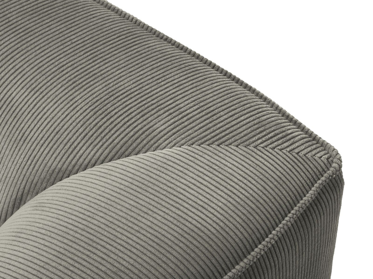 Modulares Ecksofa Siena in Light Beige-Scala mit Cordstoff-Bezug, schwarzen Kunststoffbeinen und Récamiere, 5-Sitzer Ausführung von Cosmopolitan Design.