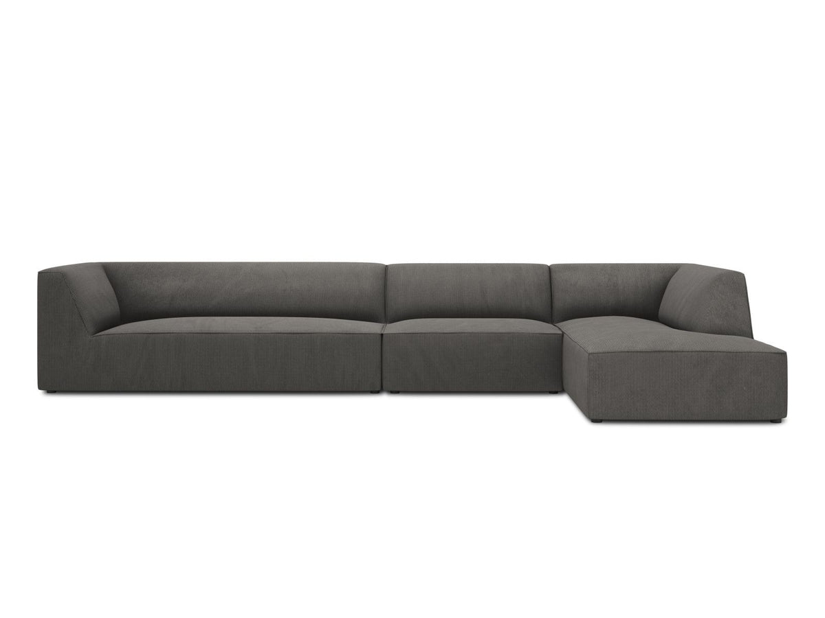 Modulares Ecksofa Siena in Light Beige-Scala mit Cordstoff-Bezug, schwarzen Kunststoffbeinen und Récamiere, 5-Sitzer Ausführung von Cosmopolitan Design.