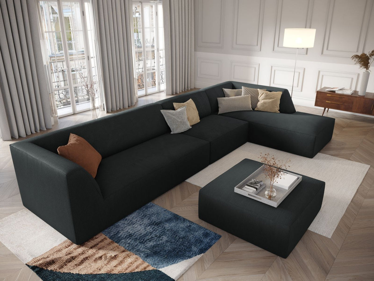 Modulares Ecksofa Siena in Light Beige-Scala mit Cordstoff-Bezug, schwarzen Kunststoffbeinen und Récamiere, 5-Sitzer Ausführung von Cosmopolitan Design.