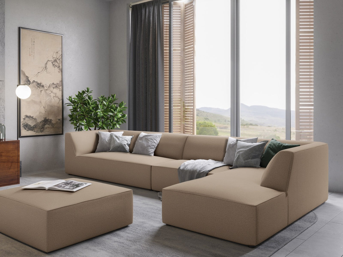 Modulares Ecksofa Siena in Light Beige-Scala mit Cordstoff-Bezug, schwarzen Kunststoffbeinen und Récamiere, 5-Sitzer Ausführung von Cosmopolitan Design.