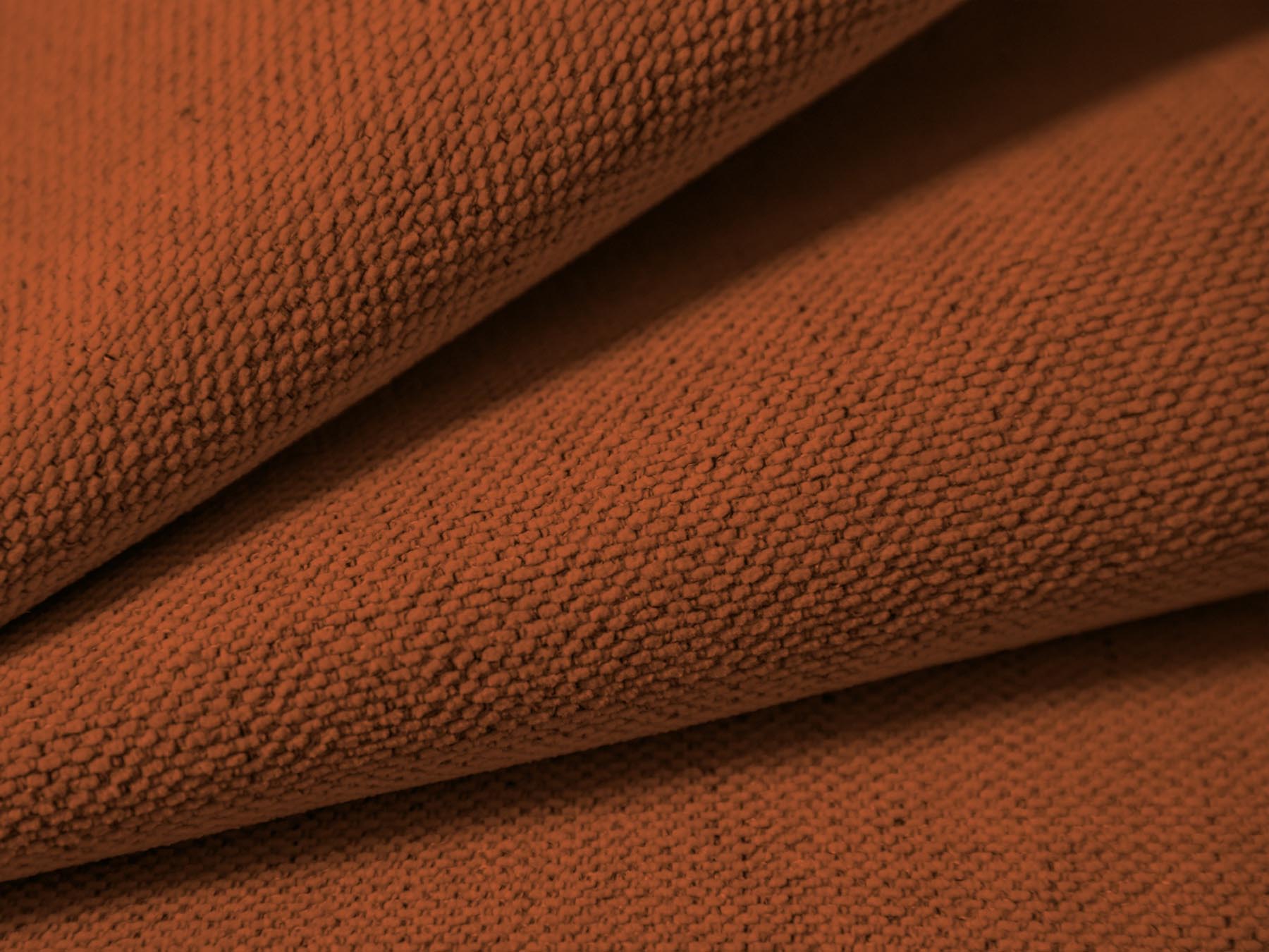 Elegantes 4-Sitzer Ecksofa Campi in warmem Brick-Moly, ideal für gemütliche Zusammenkünfte und geschmackvolle Wohnräume.