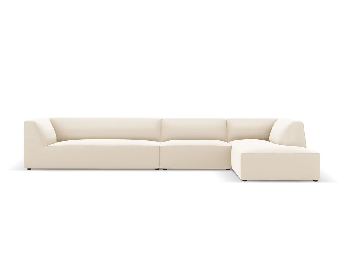 Modulares Ecksofa Siena mit Kunstlederbezug in Light Beige, rechte Ausrichtung, 5-Sitzer Form mit Récamiere und Kunststoffbeinen.