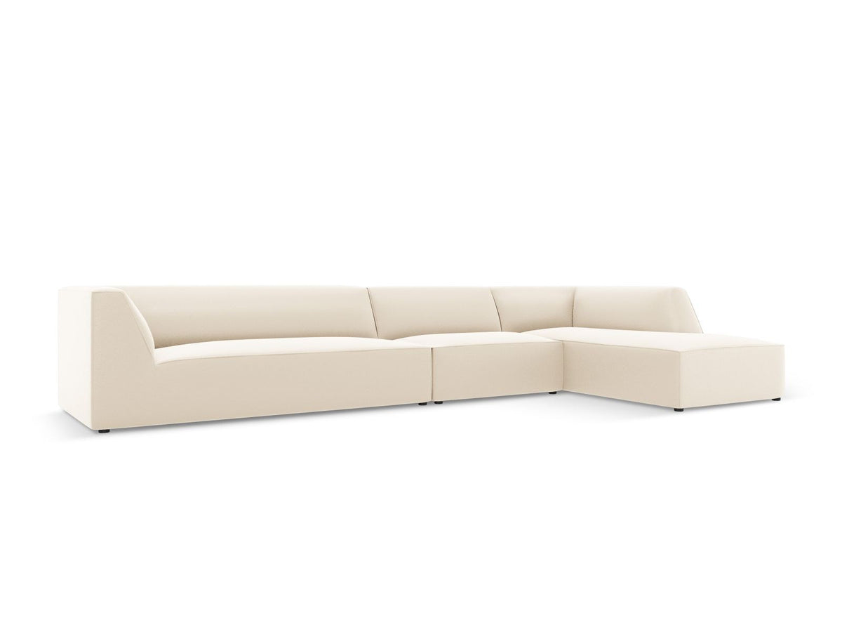 Modulares Ecksofa Siena mit Kunstlederbezug in Light Beige, rechte Ausrichtung, 5-Sitzer Form mit Récamiere und Kunststoffbeinen.